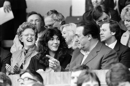 Robert Maxwell y su hija Ghislaine viendo un partido de fútbol en 1984.