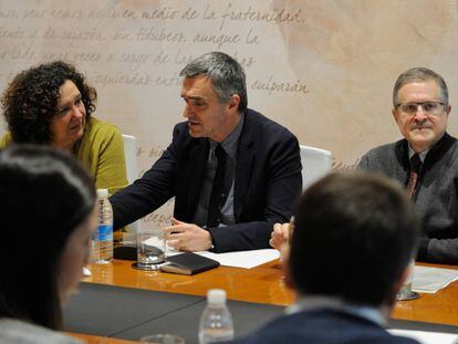 Jonan Fernández, secretario de Derechos Humanos del Gobierno vasco, en su reunión de hoy con las víctimas.