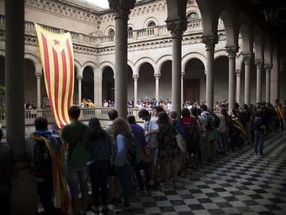 Alrededor de 3.000 estudiantes se han concentrado este viernes en la plaza Universitat, que han llenado, y posteriormente han tomado el Edificio Histórico de la Universitat de Barcelona (UB) en defensa del referéndum de independencia de Cataluña, suspendido por el Tribunal Constitucional.