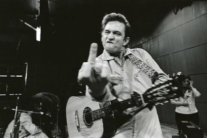 La famosa fotografía de Jim Marshall, quien capturó a Johnny Cash en el segundo concierto de San Quintín, en 1969.
