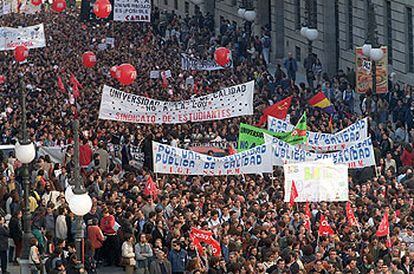 Manifestación en Madrid contra la Ley Orgánica de Universidades (LOU), en diciembre de 2001, a la que acudieron líderes sindicales, políticos, estudiantes y varios rectores.