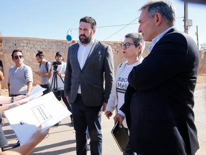 De derecha a izquierda, los diputados Enrique Santiago (Unidas Podemos), María Carvalho (ERC) y Jon Iñarritu (EH Bildu) atienden a los medios tras finalizar su visita a la frontera de Melilla
