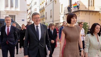 El president de la Generalitat en funciones, Ximo Puig, acompañado por la ministra de Ciencia, Diana Morant y varios de sus consellers, a su llegada a las Cortes Valencianas.