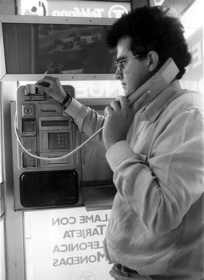 Un usuario se dispone a usar una nueva cabina de Telefónica fabricada para evitar robos y actos vandálicos en 1991.