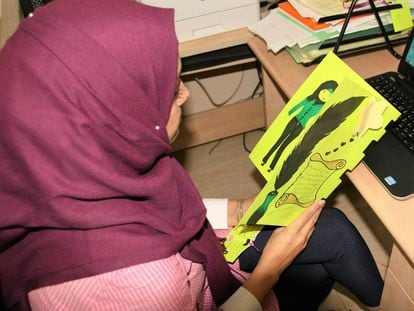 Amina, trabajadora social de la casa de acogida para mujeres de los territorios ocupados palestinos, lee la carta de una afectada.