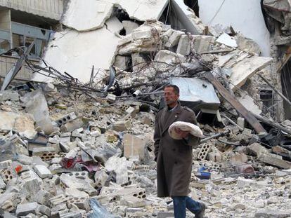 Un hombre atraviesa una de las zonas bombardeadas. 