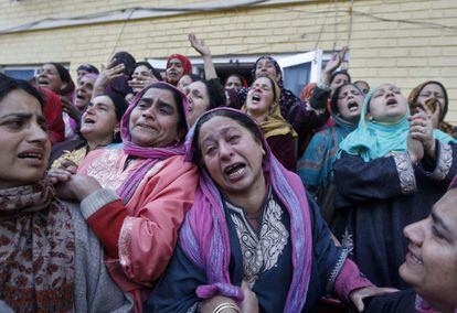 Mujeres musulmanes de Cachemira se lamentan durante un funeral al sur de Srinagar.