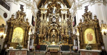  Retablo del templo de las Calatravas con sendos lienzos en las hornacinas que ocupaban las im&aacute;genes.
 