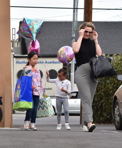 La actriz Katherine Heigl, embarazada de su hiko Joshua, junto a sus hijas Naleigh y Adalaide en Los Feliz, California, en 2016.