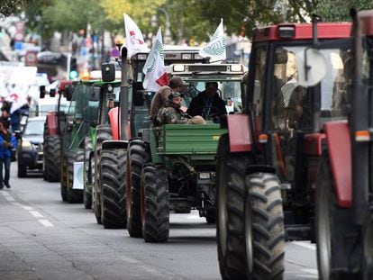 Agricultores franceses en direcci&oacute;n a Marsella en un acto de protesta.