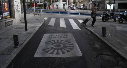 Logo de Madrid Central en una calle de Madrid.