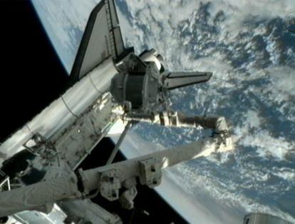 Los astronautas del <i>Endeavour</i> han utilizado el brazo robótico de la nave y el de la estación espacial para intalar el detector de rayos cósmicos AMS.