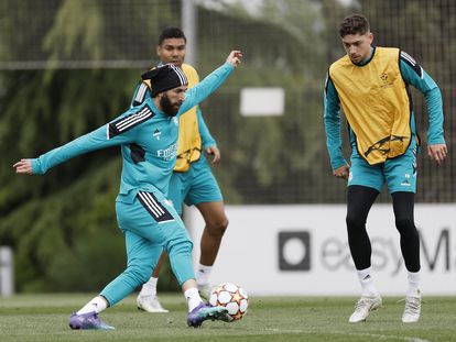 Benzema, ante Casemiro y Valverde, este martes en el último entrenamiento antes del partido contra el City.