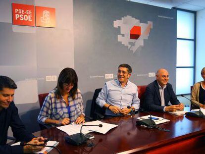 Mesa de la ejecutiva del PSE-EE en la reuni&oacute;n del martes, en Bilbao.