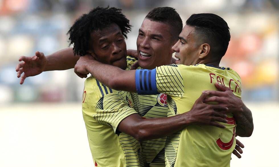 Mateus Uribe (c) es abrazado por Juan Cuadrado y Falcao, durante un partido con Colombia.
