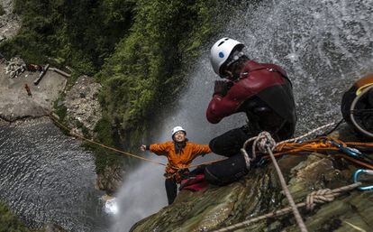 Una joven nepalesa desciende una catarata en Pokhara (Nepal). Muchos nepaleses de clase media visitan Pokhara para escapar del trauma generado por el terremoto de magnitud 7,9 que sacudió el país.