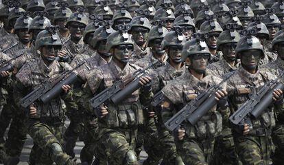 Soldados norcoreanos desfilan ante Kim Jong Un.