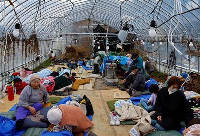 Personas evacuadas descansan en un centro para desplazados en Wajima, este martes. 