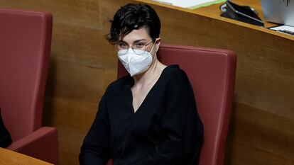 La diputada de Compromís en Les Corts Valencianes Aitana Mas ha recibido el cariño del resto de grupos parlamentarios en el pleno de este jueves, el primero al que ha asistido después de que anunciara en redes sociales que padece cáncer.