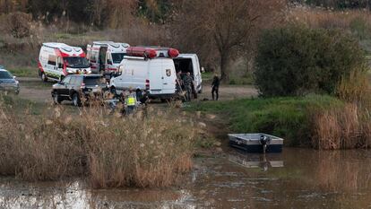 Vehículos en el dispositivo puesto en marcha en las inmediaciones del Guadiana donde buscan a Pablo Sierra, el joven de 21 años.