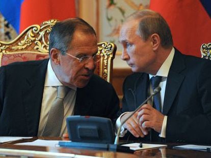 Putin, presidente ruso, con Lavrov, ministro de Exteriores, el jueves en Tayikist&aacute;n.
