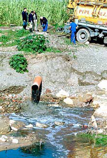 Vertido al río Campanillas.