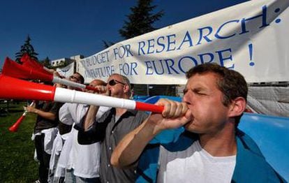 Científicos del Laboratorio Europeo de Física de Partículas (CERN) se manifiestan frente a la sede central, junto a Ginebra, por el recorte en el presupuesto.