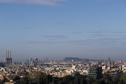 Barcelona, con la montaña de Montjuïc al fondo.