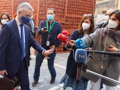 El lehendakari, Íñigo Urkullu, contesta a preguntas de los periodistas a su llegada a la sede del Parlamento Vasco en Vitoria, en una imagen de archivo.