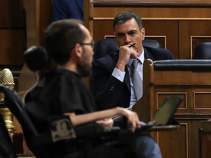 El presidente del Gobierno, Pedro Sánchez, y el portavoz parlamentario de Unidas Podemos, Pablo Echenique, este martes durante el debate.