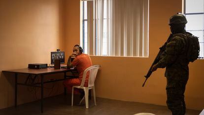 Un prisionero asiste a una audiencia virtual en la prisión de Cotopaxi, Ecuador, el 22 de febrero de 2024.