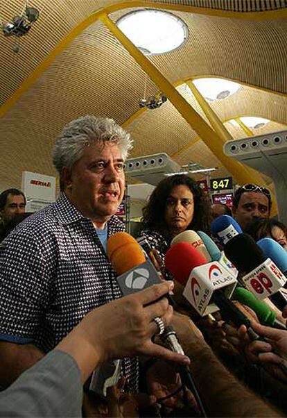 Pedro Almodóvar, en el aeropuerto de Barajas antes de partir a Cannes.