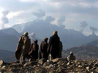 Soldados antitalibanes observan el humo de las explosiones producidas por las bombas sobre Tora Bora.