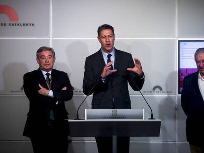 García Albiol, el jueves, junto al portavoz del PP en el Senado, José Manuel Barreiro y Javier Arenas, en el Parlament.