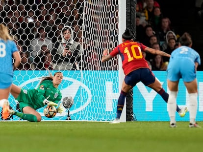 Mary Earps detiene el penalti de Jenni Hermoso en la final del Mundial entre España e Inglaterra.