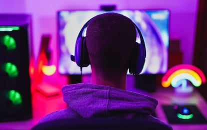 Plataformas nuevas como Twitch, una red social diseñada para las retransmisiones en directo de jugadores de videojuegos, permiten a las empresas, pero también a los políticos y los artistas, transmitir sus mensajes al público más joven.