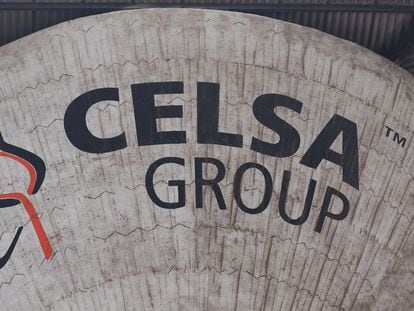 Logo de Grupo Celsa en su fábrica de acero de Castellbisbal, en Barcelona.