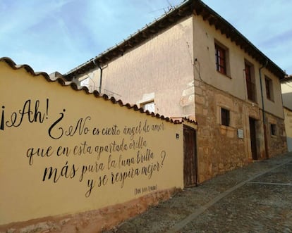 La vivienda de Zorrilla; en la tapia de al lado un pasaje de 'Don Juan tenorio'.