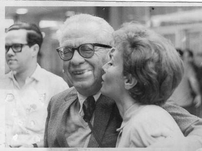Max Aub con su hija Elena, a quien dedicó el poema que permanecía inédito hasta ahora, en La Habana en 1968.