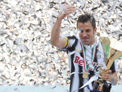 Del Piero, con el trofeo de campeón del Scudetto de este año.