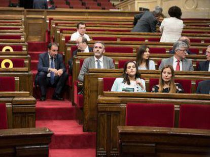 Un acuerdo ‘in extremis’ en el Parlament evita la ruptura entre los partidos que sostienen a Torra