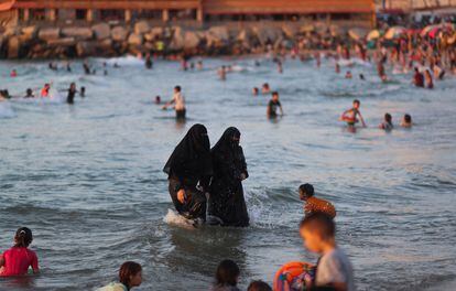 Los palestinos disfrutaban este jueves de la playa en un día caluroso en la ciudad de Gaza.