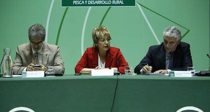 La consejera de Agricultura, Elena Víboras, con el viceconsejero, Juan Antonio Cortecero (izquierda), y Jerónimo Pérez, secretario general.