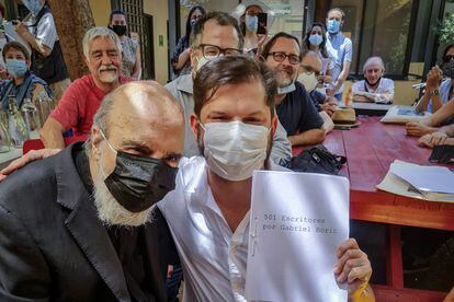 Raúl Zurita entrega a Gabriel Boric la lista firmada por 501 escritoras y escritores que le apoyan.