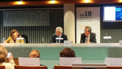 Elisabet Garriga, profesora de EADA; Enrique López Vigura, secretario general del Esade, y Ángel Pes, presidente Red Española del Pacto Mundial, ayer, durante la presentación del informe.
