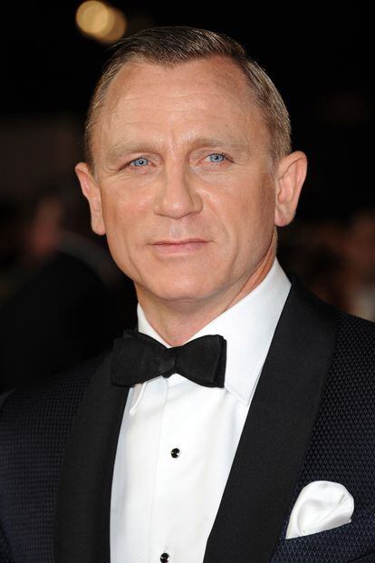 James Bond, sin duda el más elegante de la noche, se decantó por un esmoquin azul noche diseñado por Tom Ford.