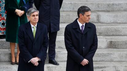 El presidente del Tribunal Constitucional, Pedro González-Trevijano (a la izquierda), y el presidente del Gobierno, Pedro Sánchez, el pasado 6 de diciembre en el Congreso.