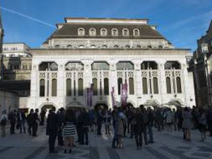 Un grupo de personas permanece frente al Guildhall, donde se está llevando a cabo la edición 2014 de los Premios de los 50 Mejores Restaurantes del Mundo hoy, lunes 28 de abril de 2014, en Londres (R.Unido).