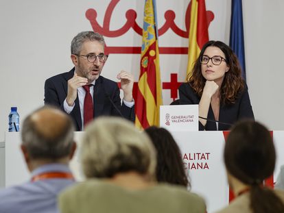 La vicepresidenta Aitana Mas y el consejero de Hacienda Arcadi España, en una rueda de prensa tras la celebración de un pleno del Consell el pasado octubre.