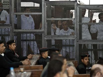 El periodista australiano de Al Jazeera, Peter Greste, durante su juicio en la prisión de Tora en Egipto hace dos años.